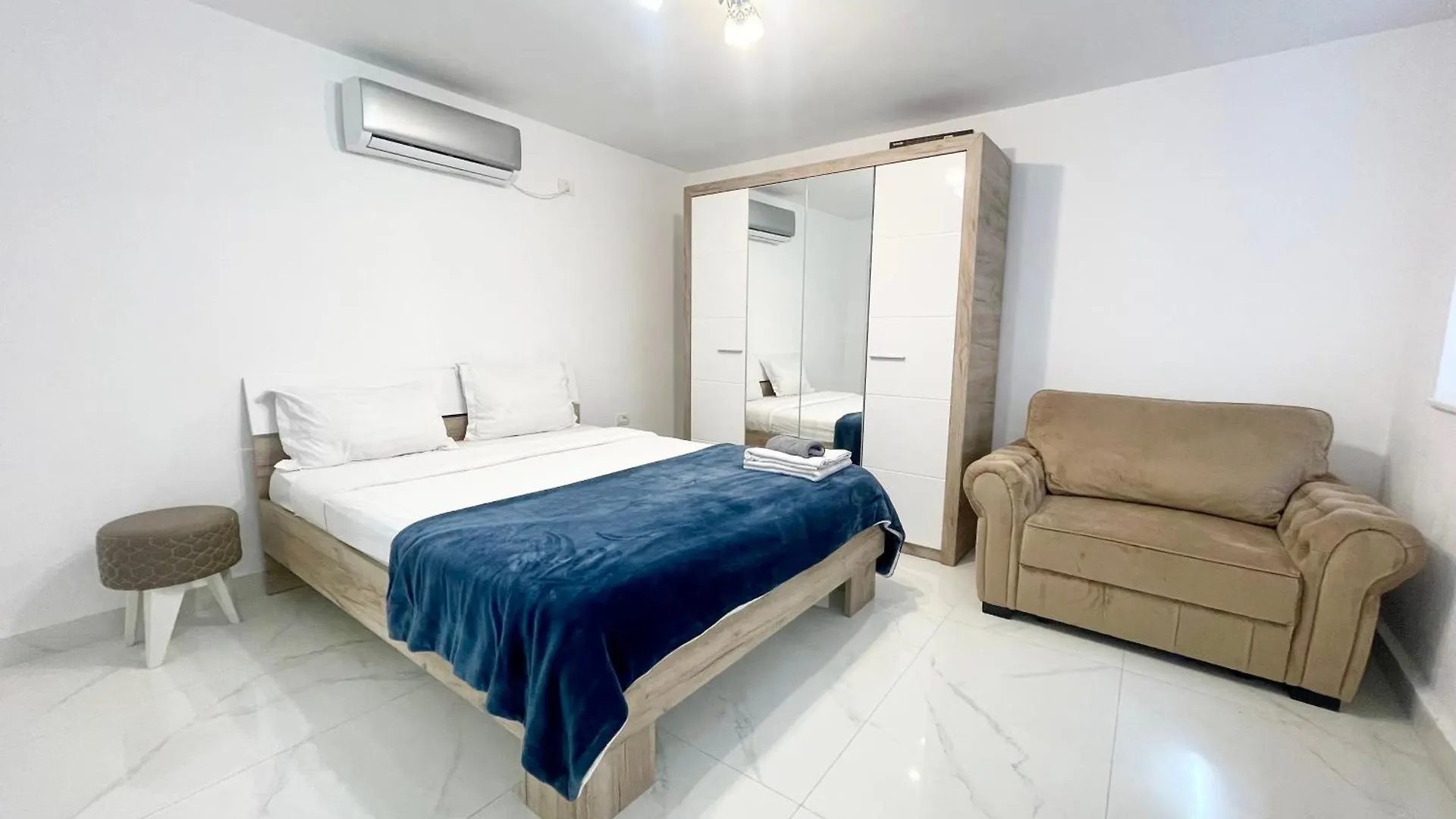 Apartament Old Town Retreat No 8 - - Half Ground Level With Windows - Demisol Bukareszt