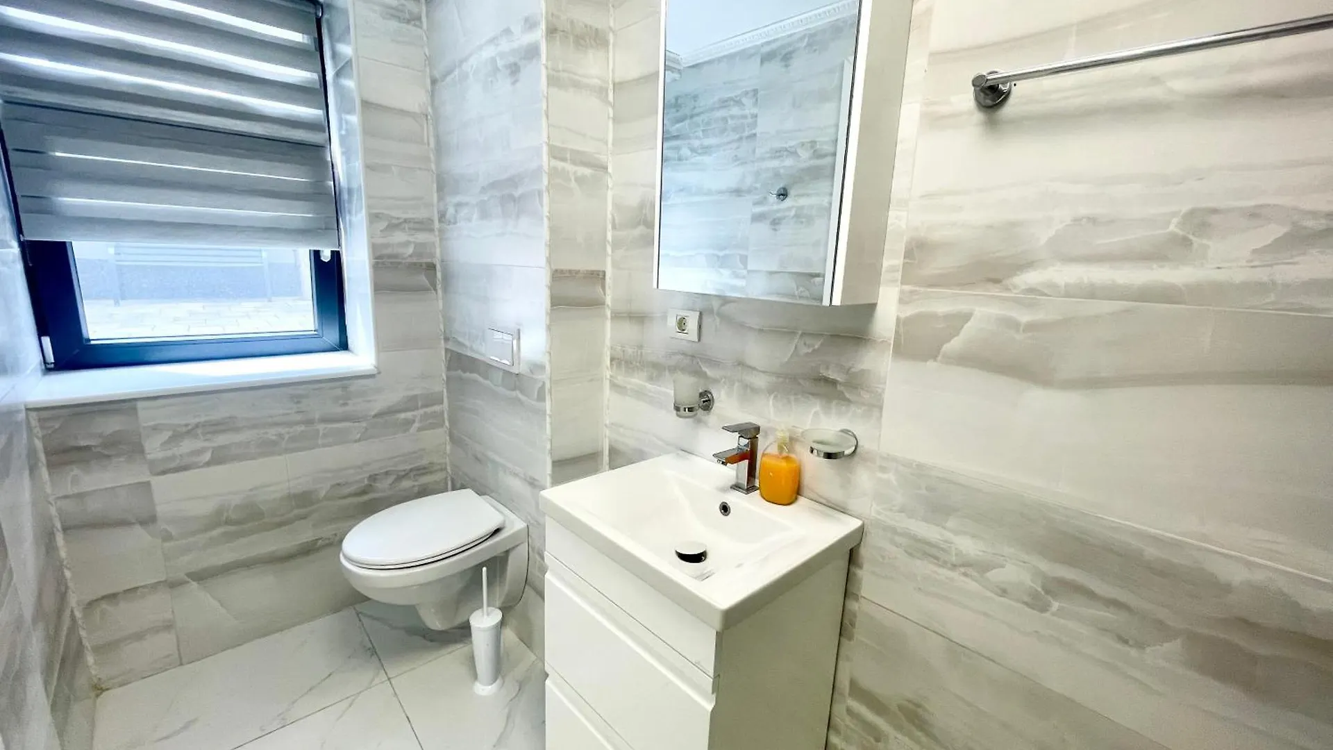 Apartament Old Town Retreat No 8 - - Half Ground Level With Windows - Demisol Bukareszt